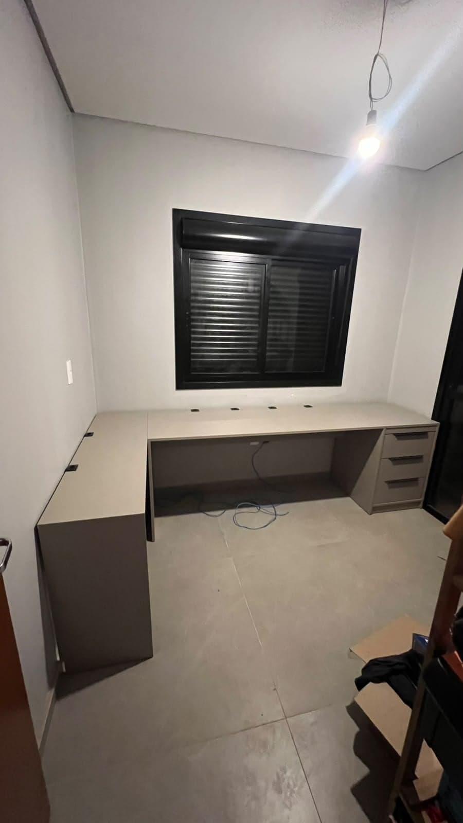 A mesma escrivaninha instalada